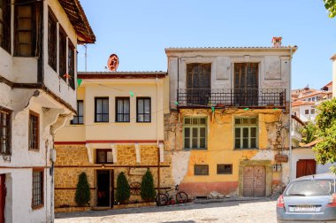 Kastoria, Yunanistan - 21 Nisan 2016: Kastoria Mimarisi, Batı Makedonya, Yunanistan. Şehir birçok Bizans kilisesi, Osmanlı dönemi mimarisi ile ünlüdür.
