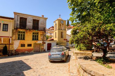 Kastoria, Yunanistan - 21 Nisan 2016: Kastoria Mimarisi, Batı Makedonya, Yunanistan. Şehir birçok Bizans kilisesi, Osmanlı dönemi mimarisi ile ünlüdür.