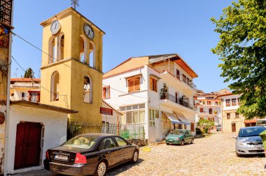Kastoria, Yunanistan - 21 Nisan 2016: Kastoria Mimarisi, Batı Makedonya, Yunanistan. Şehir birçok Bizans kilisesi, Osmanlı dönemi mimarisi ile ünlüdür.