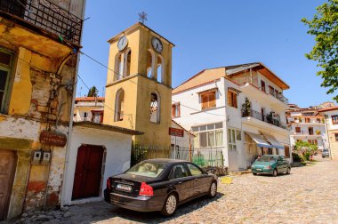 Kastoria, Yunanistan - 21 Nisan 2016: Kastoria Mimarisi, Batı Makedonya, Yunanistan. Şehir birçok Bizans kilisesi, Osmanlı dönemi mimarisi ile ünlüdür.