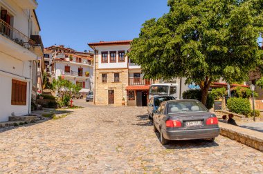 Kastoria, Yunanistan - 21 Nisan 2016: Kastoria Mimarisi, Batı Makedonya, Yunanistan. Şehir birçok Bizans kilisesi, Osmanlı dönemi mimarisi ile ünlüdür.