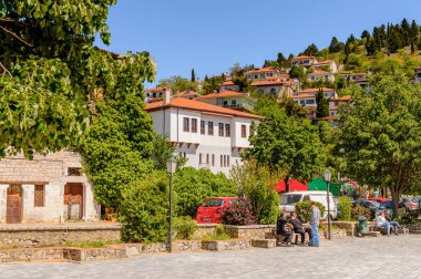 Kastoria, Yunanistan - 21 Nisan 2016: Kastoria Mimarisi, Batı Makedonya, Yunanistan. Şehir birçok Bizans kilisesi, Osmanlı dönemi mimarisi ile ünlüdür.