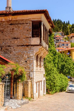 Kastoria, Yunanistan - 21 Nisan 2016: Kastoria Mimarisi, Batı Makedonya, Yunanistan. Şehir birçok Bizans kilisesi, Osmanlı dönemi mimarisi ile ünlüdür.