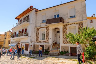 Kastoria, Yunanistan - 21 Nisan 2016: Kastoria Mimarisi, Batı Makedonya, Yunanistan. Şehir birçok Bizans kilisesi, Osmanlı dönemi mimarisi ile ünlüdür.