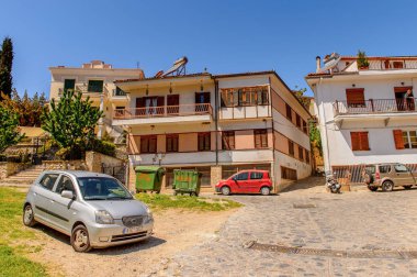 Kastoria, Yunanistan - 21 Nisan 2016: Kastoria Mimarisi, Batı Makedonya, Yunanistan. Şehir birçok Bizans kilisesi, Osmanlı dönemi mimarisi ile ünlüdür.