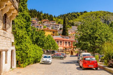 Kastoria, Yunanistan - 21 Nisan 2016: Kastoria Mimarisi, Batı Makedonya, Yunanistan. Şehir birçok Bizans kilisesi, Osmanlı dönemi mimarisi ile ünlüdür.