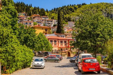 Kastoria, Yunanistan - 21 Nisan 2016: Kastoria Mimarisi, Batı Makedonya, Yunanistan. Şehir birçok Bizans kilisesi, Osmanlı dönemi mimarisi ile ünlüdür.