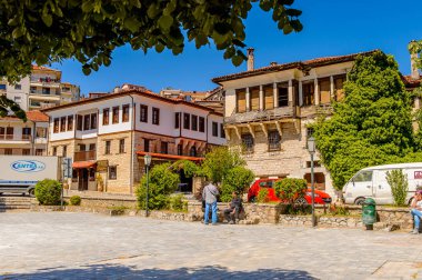 Kastoria, Yunanistan - 21 Nisan 2016: Kastoria Mimarisi, Batı Makedonya, Yunanistan. Şehir birçok Bizans kilisesi, Osmanlı dönemi mimarisi ile ünlüdür.