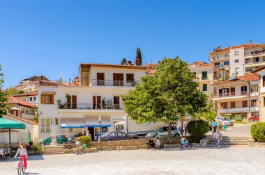 Kastoria, Yunanistan - 21 Nisan 2016: Kastoria Mimarisi, Batı Makedonya, Yunanistan. Şehir birçok Bizans kilisesi, Osmanlı dönemi mimarisi ile ünlüdür.
