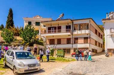 Kastoria, Yunanistan - 21 Nisan 2016: Kastoria Mimarisi, Batı Makedonya, Yunanistan. Şehir birçok Bizans kilisesi, Osmanlı dönemi mimarisi ile ünlüdür.