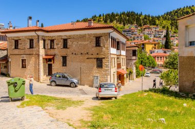 Kastoria, Yunanistan - 21 Nisan 2016: Kastoria Mimarisi, Batı Makedonya, Yunanistan. Şehir birçok Bizans kilisesi, Osmanlı dönemi mimarisi ile ünlüdür.