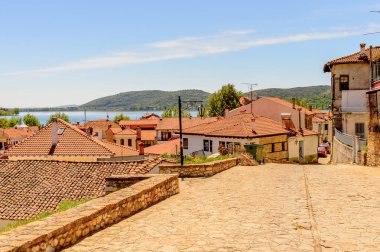 Kastoria, Yunanistan - 21 Nisan 2016: Kastoria Mimarisi, Batı Makedonya, Yunanistan. Şehir birçok Bizans kilisesi, Osmanlı dönemi mimarisi ile ünlüdür.