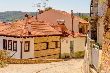 Kastoria, Yunanistan - 21 Nisan 2016: Kastoria Mimarisi, Batı Makedonya, Yunanistan. Şehir birçok Bizans kilisesi, Osmanlı dönemi mimarisi ile ünlüdür.