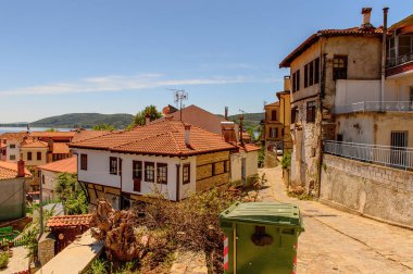 Kastoria, Yunanistan - 21 Nisan 2016: Kastoria Mimarisi, Batı Makedonya, Yunanistan. Şehir birçok Bizans kilisesi, Osmanlı dönemi mimarisi ile ünlüdür.