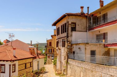 Kastoria, Yunanistan - 21 Nisan 2016: Kastoria Mimarisi, Batı Makedonya, Yunanistan. Şehir birçok Bizans kilisesi, Osmanlı dönemi mimarisi ile ünlüdür.