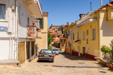 Kastoria, Yunanistan - 21 Nisan 2016: Kastoria Mimarisi, Batı Makedonya, Yunanistan. Şehir birçok Bizans kilisesi, Osmanlı dönemi mimarisi ile ünlüdür.