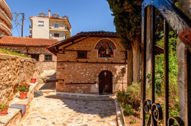 Kastoria, Yunanistan - 21 Nisan 2016: Kastoria Mimarisi, Batı Makedonya, Yunanistan. Şehir birçok Bizans kilisesi, Osmanlı dönemi mimarisi ile ünlüdür.