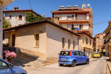 Kastoria, Yunanistan - 21 Nisan 2016: Kastoria Mimarisi, Batı Makedonya, Yunanistan. Şehir birçok Bizans kilisesi, Osmanlı dönemi mimarisi ile ünlüdür.