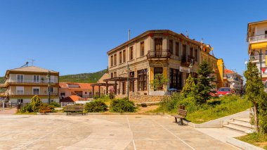 Kastoria, Yunanistan - 21 Nisan 2016: Kastoria Mimarisi, Batı Makedonya, Yunanistan. Şehir birçok Bizans kilisesi, Osmanlı dönemi mimarisi ile ünlüdür.