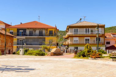 Kastoria, Yunanistan - 21 Nisan 2016: Kastoria Mimarisi, Batı Makedonya, Yunanistan. Şehir birçok Bizans kilisesi, Osmanlı dönemi mimarisi ile ünlüdür.