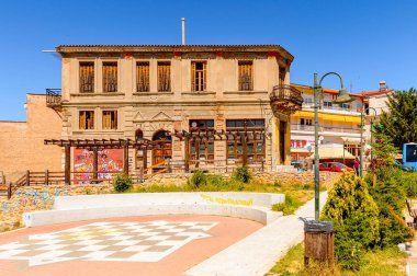Kastoria, Yunanistan - 21 Nisan 2016: Kastoria Mimarisi, Batı Makedonya, Yunanistan. Şehir birçok Bizans kilisesi, Osmanlı dönemi mimarisi ile ünlüdür.