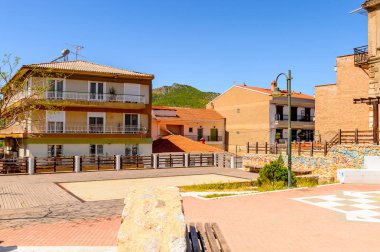 Kastoria, Yunanistan - 21 Nisan 2016: Kastoria Mimarisi, Batı Makedonya, Yunanistan. Şehir birçok Bizans kilisesi, Osmanlı dönemi mimarisi ile ünlüdür.