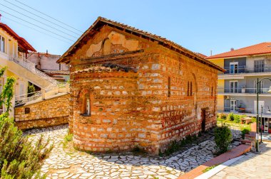 Kastoria, Yunanistan - 21 Nisan 2016: Kastoria,Batı Makedonya, Yunanistan'da Aziz Nikolaos Kasnitzes kilisesi. Şehir birçok Bizans kilisesi, Osmanlı dönemi mimarisi ile ünlüdür.