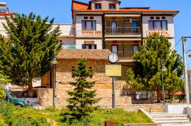 Kastoria, Yunanistan - 21 Nisan 2016: Kastoria Mimarisi, Batı Makedonya, Yunanistan. Şehir birçok Bizans kilisesi, Osmanlı dönemi mimarisi ile ünlüdür.