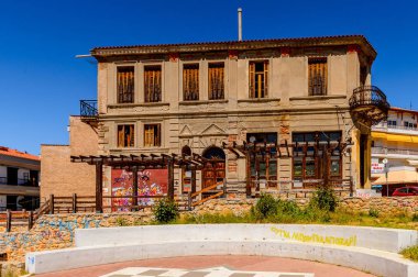 Kastoria, Yunanistan - 21 Nisan 2016: Kastoria Mimarisi, Batı Makedonya, Yunanistan. Şehir birçok Bizans kilisesi, Osmanlı dönemi mimarisi ile ünlüdür.