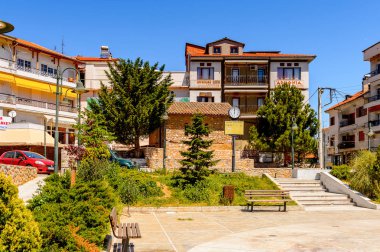 Kastoria, Yunanistan - 21 Nisan 2016: Kastoria Mimarisi, Batı Makedonya, Yunanistan. Şehir birçok Bizans kilisesi, Osmanlı dönemi mimarisi ile ünlüdür.