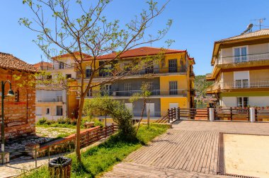 Kastoria, Yunanistan - 21 Nisan 2016: Kastoria Mimarisi, Batı Makedonya, Yunanistan. Şehir birçok Bizans kilisesi, Osmanlı dönemi mimarisi ile ünlüdür.