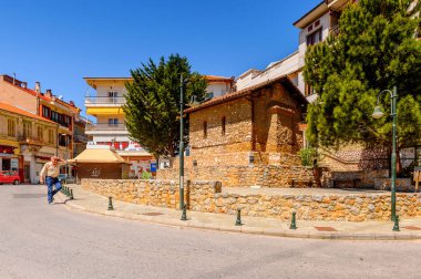Kastoria, Yunanistan - 21 Nisan 2016: Kastoria Mimarisi, Batı Makedonya, Yunanistan. Şehir birçok Bizans kilisesi, Osmanlı dönemi mimarisi ile ünlüdür.