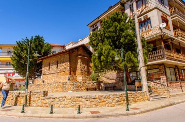 Kastoria, Yunanistan - 21 Nisan 2016: Kastoria Mimarisi, Batı Makedonya, Yunanistan. Şehir birçok Bizans kilisesi, Osmanlı dönemi mimarisi ile ünlüdür.