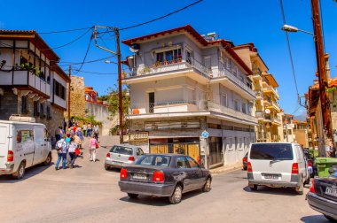 Kastoria, Yunanistan - 21 Nisan 2016: Kastoria Mimarisi, Batı Makedonya, Yunanistan. Şehir birçok Bizans kilisesi, Osmanlı dönemi mimarisi ile ünlüdür.