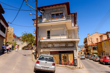 Kastoria, Yunanistan - 21 Nisan 2016: Kastoria Mimarisi, Batı Makedonya, Yunanistan. Şehir birçok Bizans kilisesi, Osmanlı dönemi mimarisi ile ünlüdür.