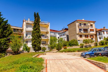 Kastoria, Yunanistan - 21 Nisan 2016: Kastoria Mimarisi, Batı Makedonya, Yunanistan. Şehir birçok Bizans kilisesi, Osmanlı dönemi mimarisi ile ünlüdür.