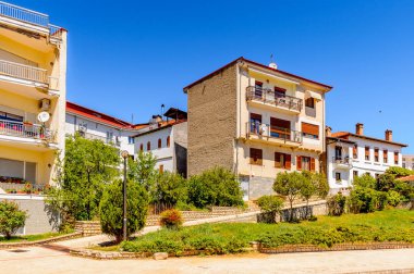 Kastoria, Yunanistan - 21 Nisan 2016: Kastoria Mimarisi, Batı Makedonya, Yunanistan. Şehir birçok Bizans kilisesi, Osmanlı dönemi mimarisi ile ünlüdür.