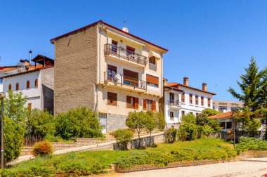 Kastoria, Yunanistan - 21 Nisan 2016: Kastoria Mimarisi, Batı Makedonya, Yunanistan. Şehir birçok Bizans kilisesi, Osmanlı dönemi mimarisi ile ünlüdür.