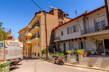 Kastoria, Yunanistan - 21 Nisan 2016: Kastoria Mimarisi, Batı Makedonya, Yunanistan. Şehir birçok Bizans kilisesi, Osmanlı dönemi mimarisi ile ünlüdür.