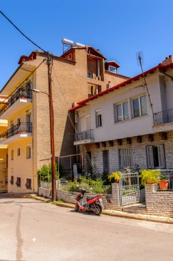 Kastoria, Yunanistan - 21 Nisan 2016: Kastoria Mimarisi, Batı Makedonya, Yunanistan. Şehir birçok Bizans kilisesi, Osmanlı dönemi mimarisi ile ünlüdür.