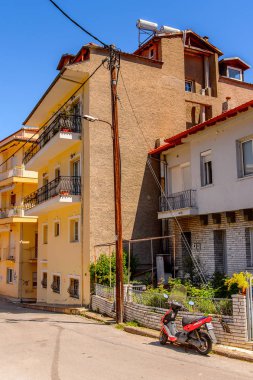 Kastoria, Yunanistan - 21 Nisan 2016: Kastoria Mimarisi, Batı Makedonya, Yunanistan. Şehir birçok Bizans kilisesi, Osmanlı dönemi mimarisi ile ünlüdür.