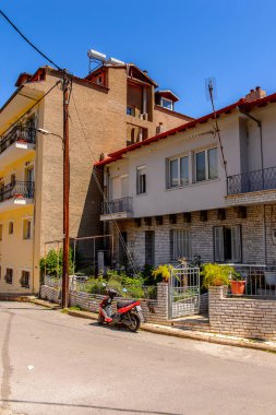 Kastoria, Yunanistan - 21 Nisan 2016: Kastoria Mimarisi, Batı Makedonya, Yunanistan. Şehir birçok Bizans kilisesi, Osmanlı dönemi mimarisi ile ünlüdür.