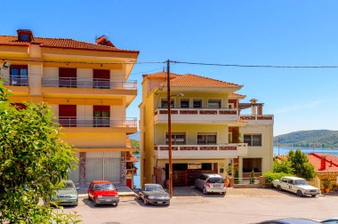 Kastoria, Yunanistan - 21 Nisan 2016: Kastoria Mimarisi, Batı Makedonya, Yunanistan. Şehir birçok Bizans kilisesi, Osmanlı dönemi mimarisi ile ünlüdür.