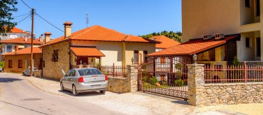 Kastoria, Yunanistan - 21 Nisan 2016: Kastoria Mimarisi, Batı Makedonya, Yunanistan. Şehir birçok Bizans kilisesi, Osmanlı dönemi mimarisi ile ünlüdür.