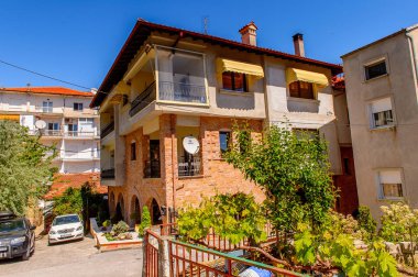 Kastoria, Yunanistan - 21 Nisan 2016: Kastoria Mimarisi, Batı Makedonya, Yunanistan. Şehir birçok Bizans kilisesi, Osmanlı dönemi mimarisi ile ünlüdür.