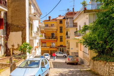 Kastoria, Yunanistan - 21 Nisan 2016: Kastoria Mimarisi, Batı Makedonya, Yunanistan. Şehir birçok Bizans kilisesi, Osmanlı dönemi mimarisi ile ünlüdür.