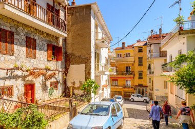 Kastoria, Yunanistan - 21 Nisan 2016: Kastoria Mimarisi, Batı Makedonya, Yunanistan. Şehir birçok Bizans kilisesi, Osmanlı dönemi mimarisi ile ünlüdür.