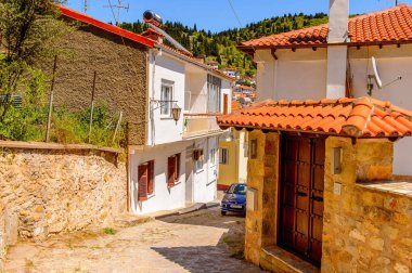 Kastoria, Yunanistan - 21 Nisan 2016: Kastoria Mimarisi, Batı Makedonya, Yunanistan. Şehir birçok Bizans kilisesi, Osmanlı dönemi mimarisi ile ünlüdür.