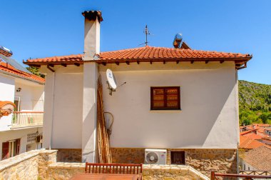 Kastoria, Yunanistan - 21 Nisan 2016: Kastoria Mimarisi, Batı Makedonya, Yunanistan. Şehir birçok Bizans kilisesi, Osmanlı dönemi mimarisi ile ünlüdür.