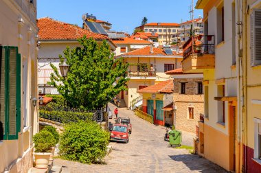 Kastoria, Yunanistan - 21 Nisan 2016: Kastoria Mimarisi, Batı Makedonya, Yunanistan. Şehir birçok Bizans kilisesi, Osmanlı dönemi mimarisi ile ünlüdür.